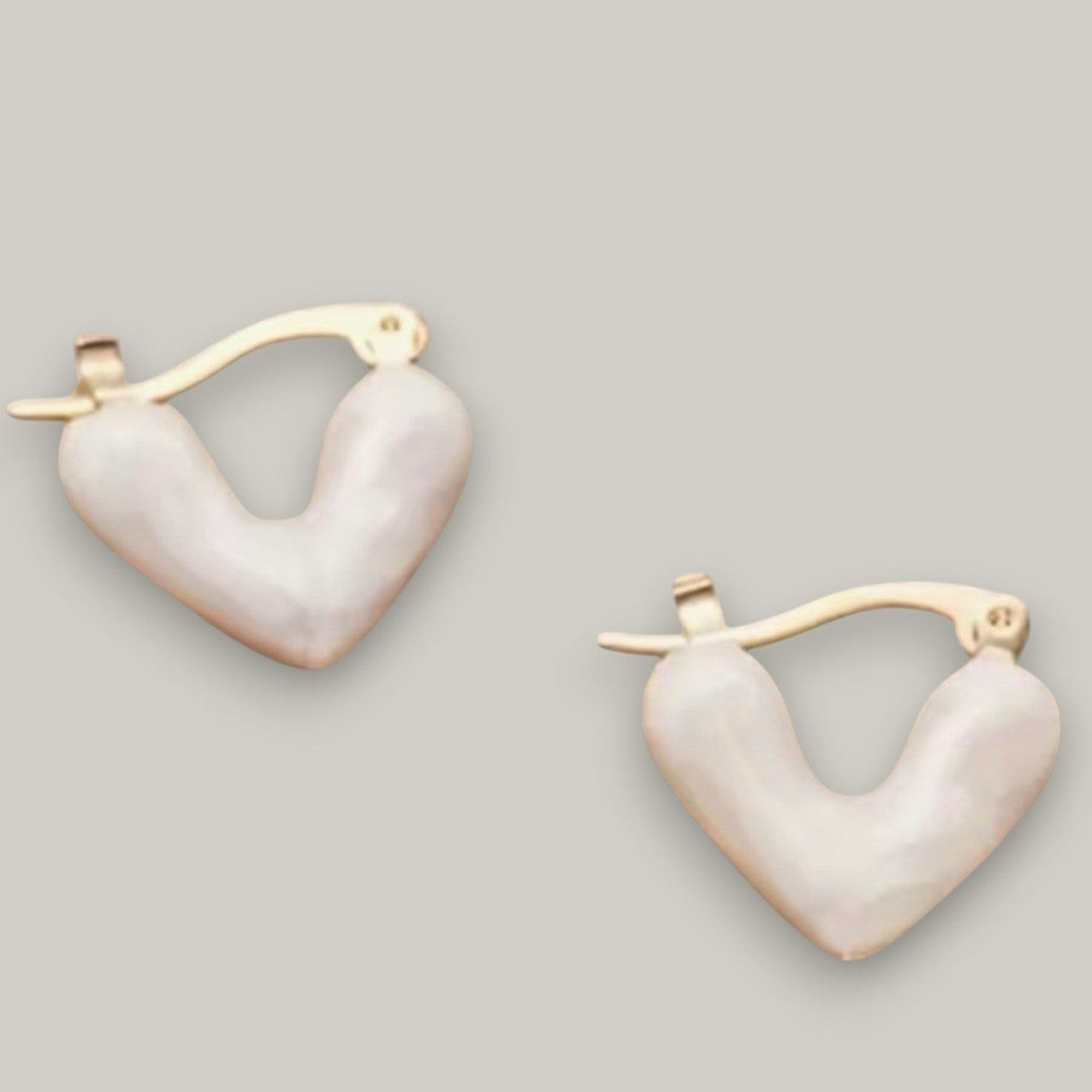 Audrey's - Soft Glow Heart Earrings